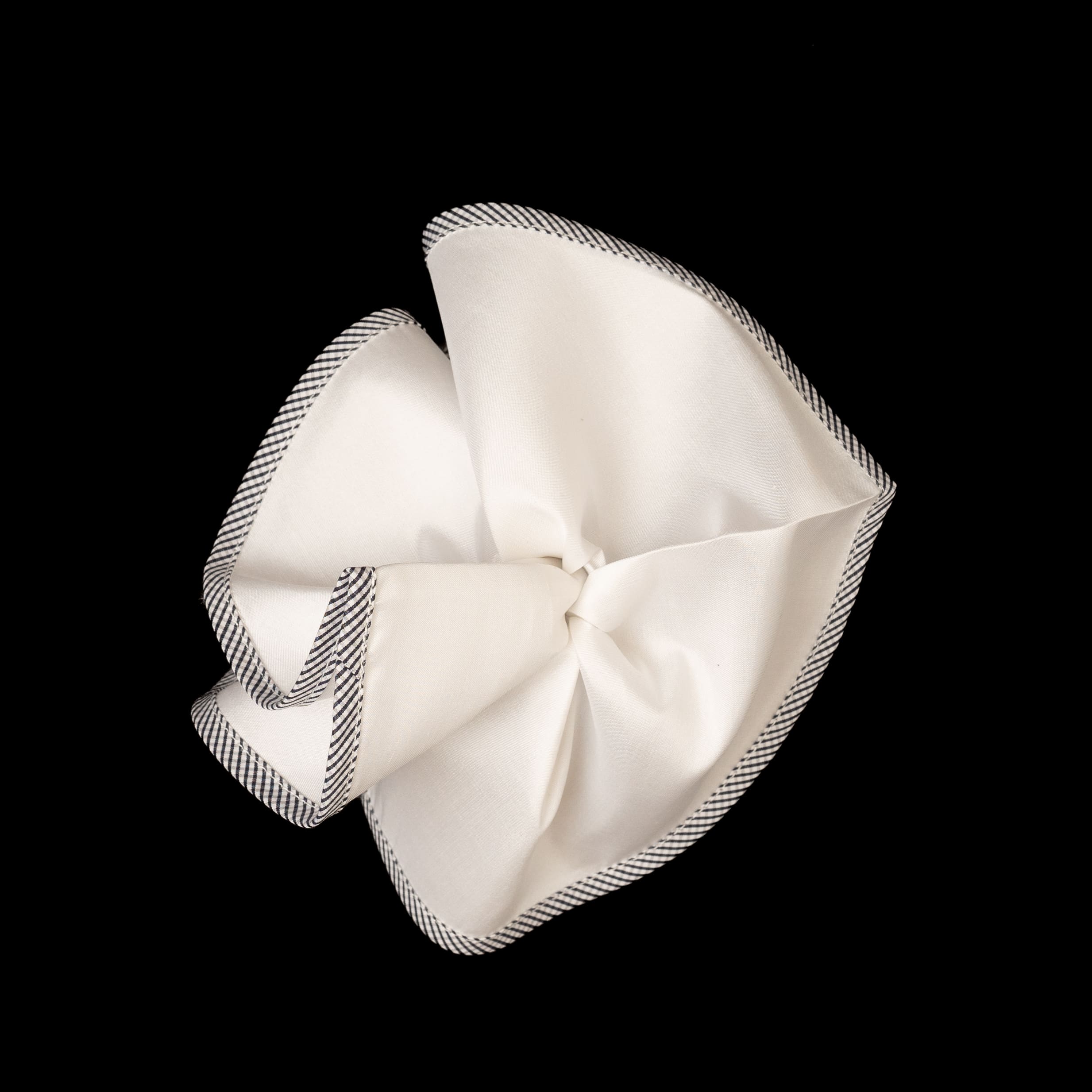 White Silk Patterned Trim Pocket Rounds